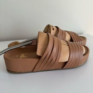 NWOT BEEK Macaw Leather Sandal in Honey Size 8